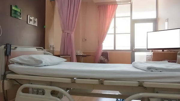 央视三报点评《阵地》，客观评价却遭差评炮轰，网友：不如看阅兵