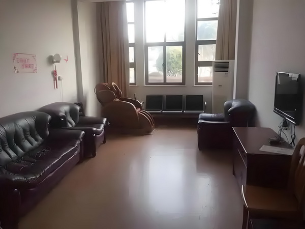 央视三报点评《阵地》，客观评价却遭差评炮轰，网友：不如看阅兵